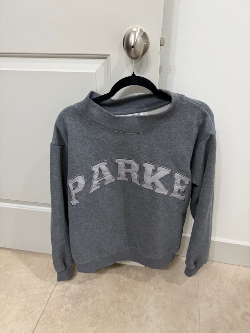 Parke L/XL Grey Mockneck Sweatshirt. 🖤⚡️